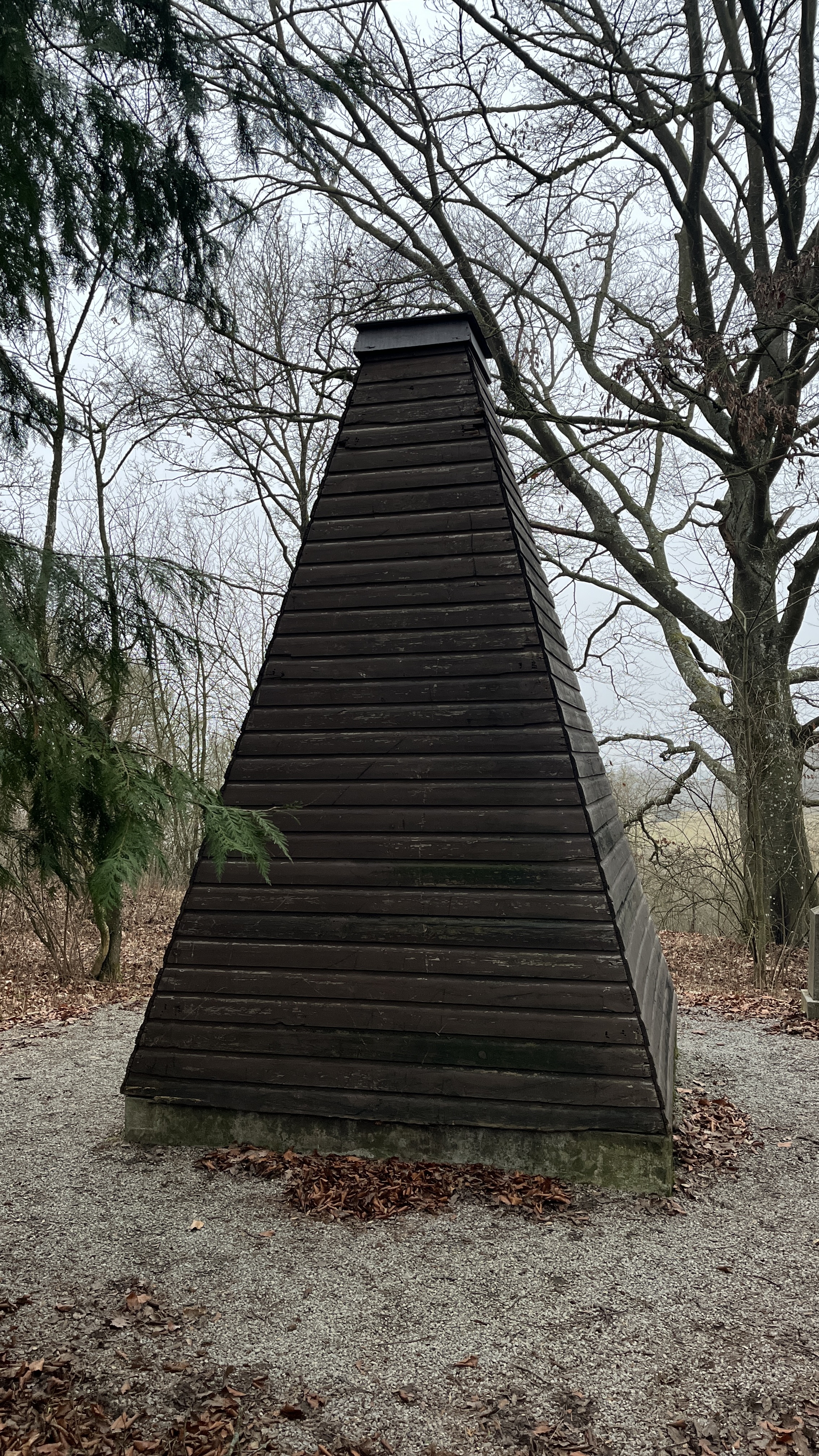 Pyramide heute (mit Abdeckung)