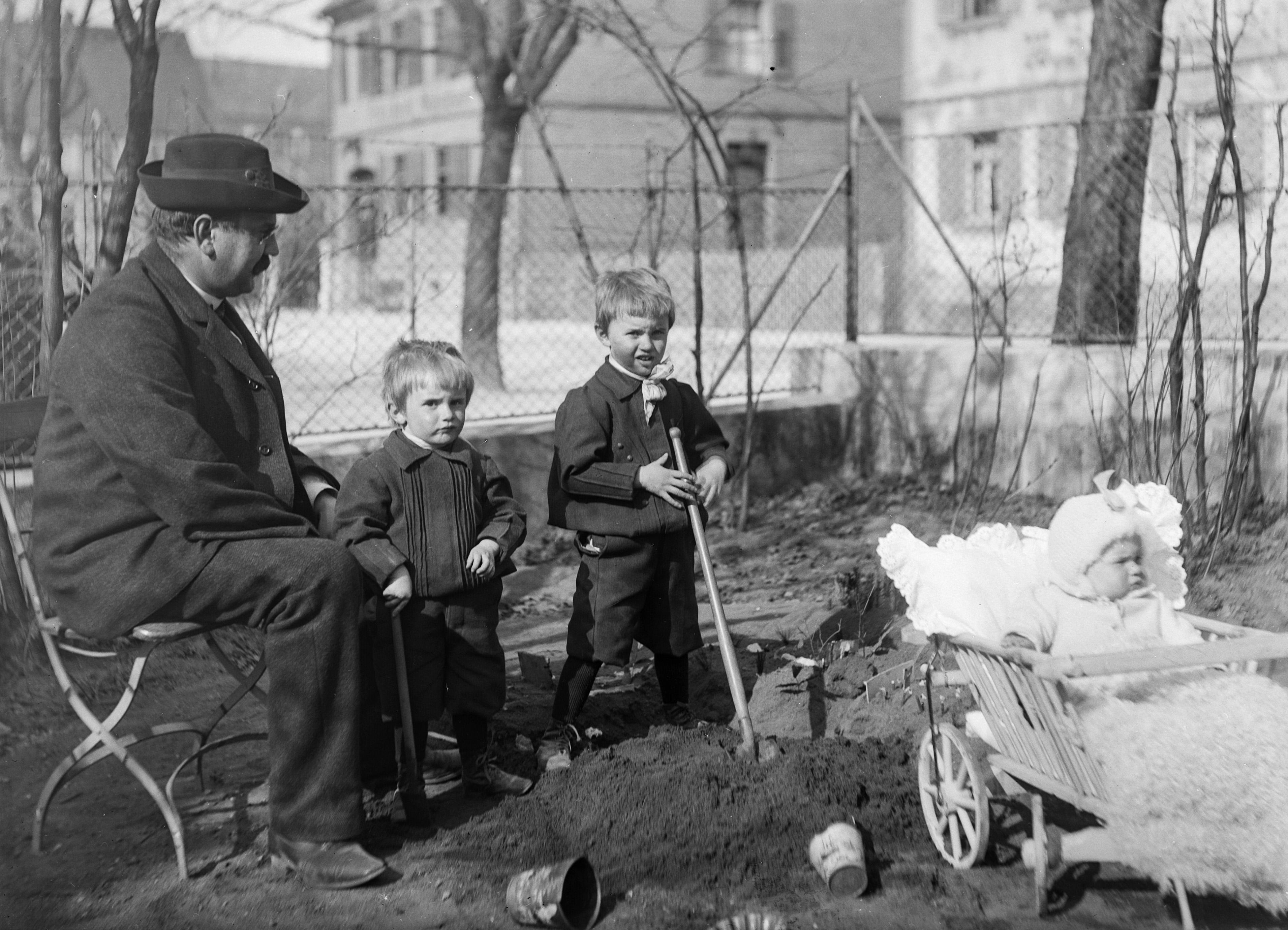 Kinder Beim Sandeln