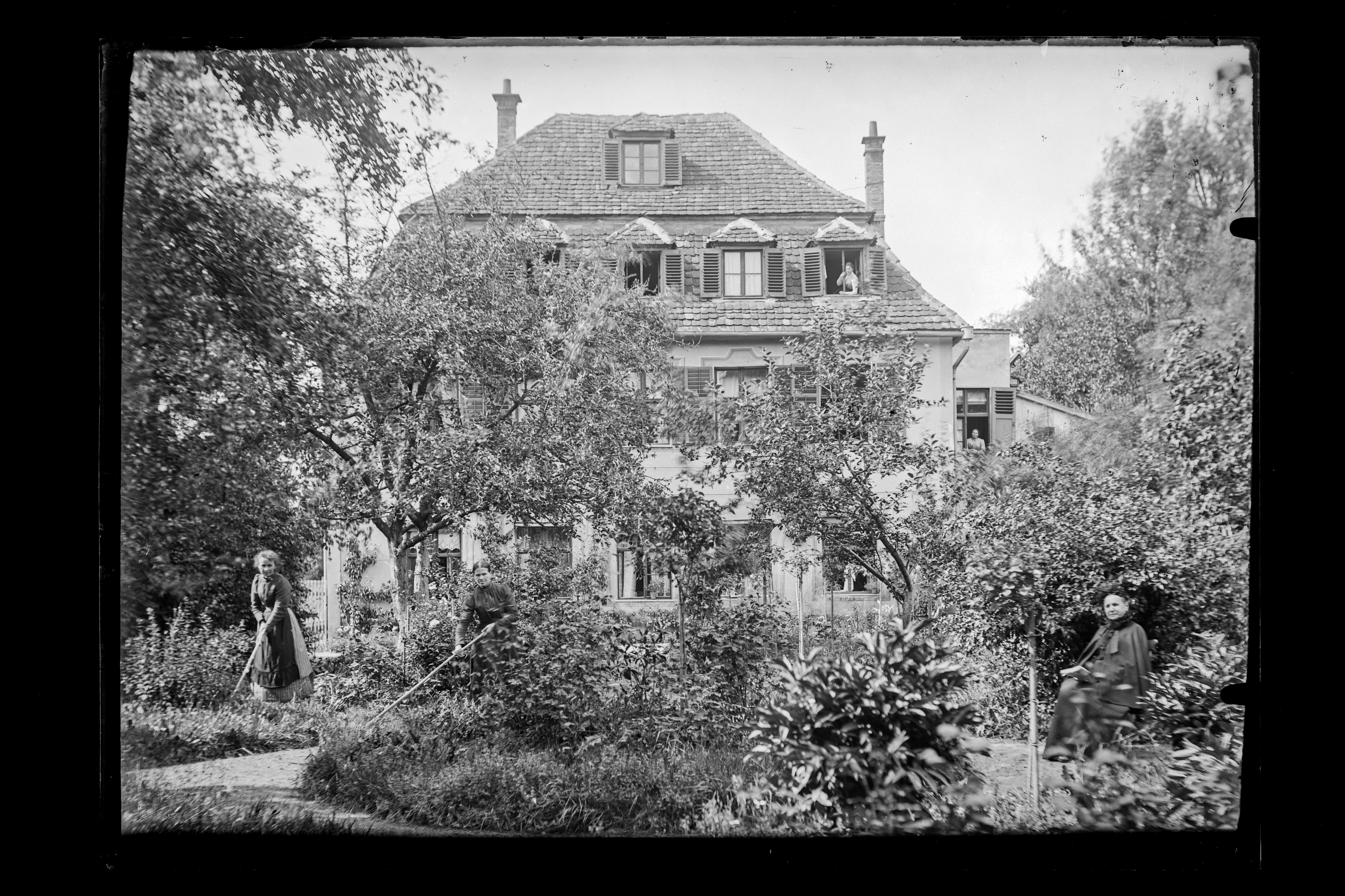 Wohnhaus und Gartenarbeit