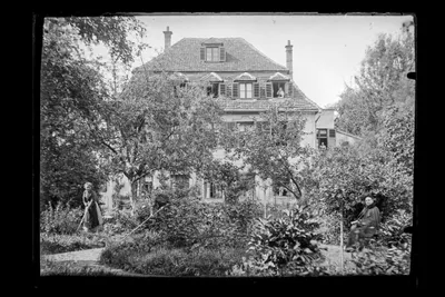Wohnhaus und Gartenarbeit
