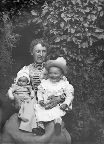 Portrait mit Kindern im Garten