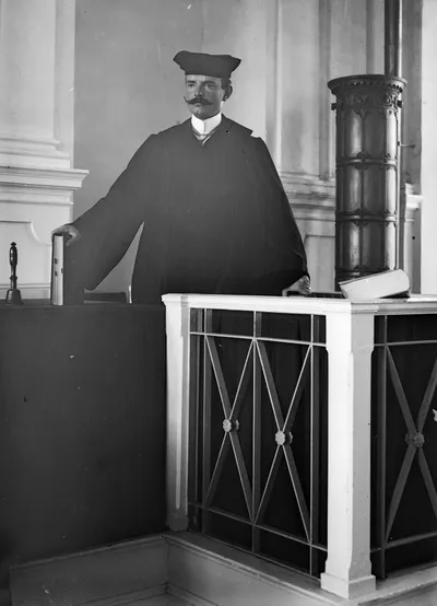 Mann in Robe