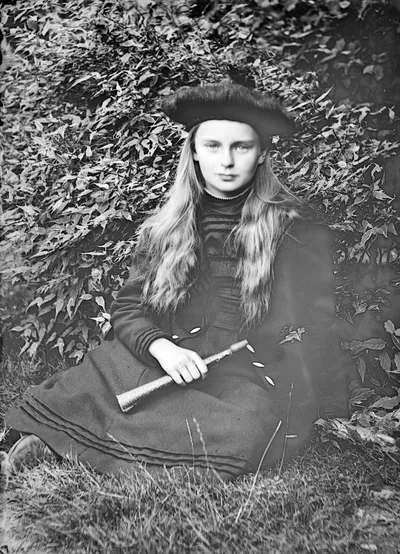 Irmgard sitzend